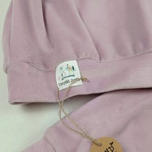 Welurowy dres z kokardką - obrazek 2